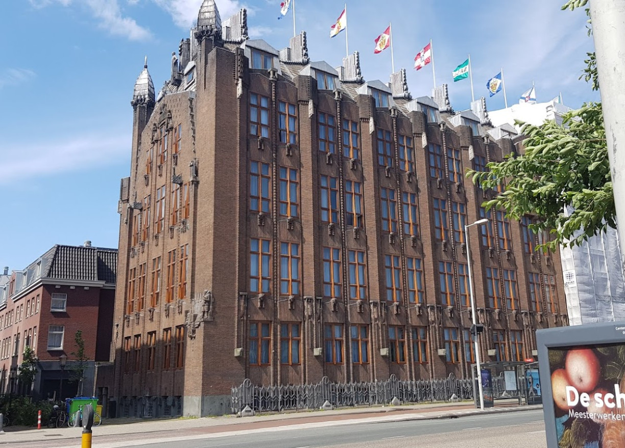 Grand Hotel Amrâth Amsterdam ранее Дом судоходства Схепвартхёйс (нидерл. Scheepvaarthuis) Джоан Мельхиор ван дер Мей (нидерл. Johan Melchior van der Mey)(голландская кирпичная школа) 1912г.