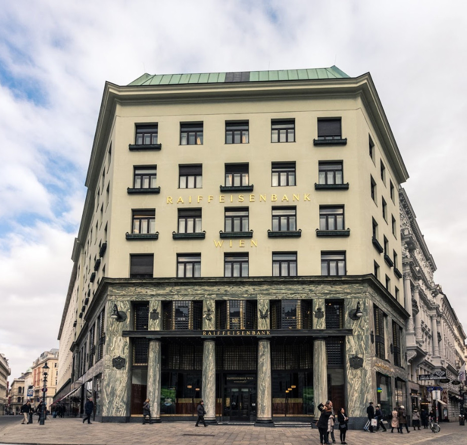 Дом Лооса (Looshaus) Адольф Лоос (нем. Adolf Loos) 1909г. Здание строилось как магазин мужской одежды сейчас в нём Райффайзенбанк.