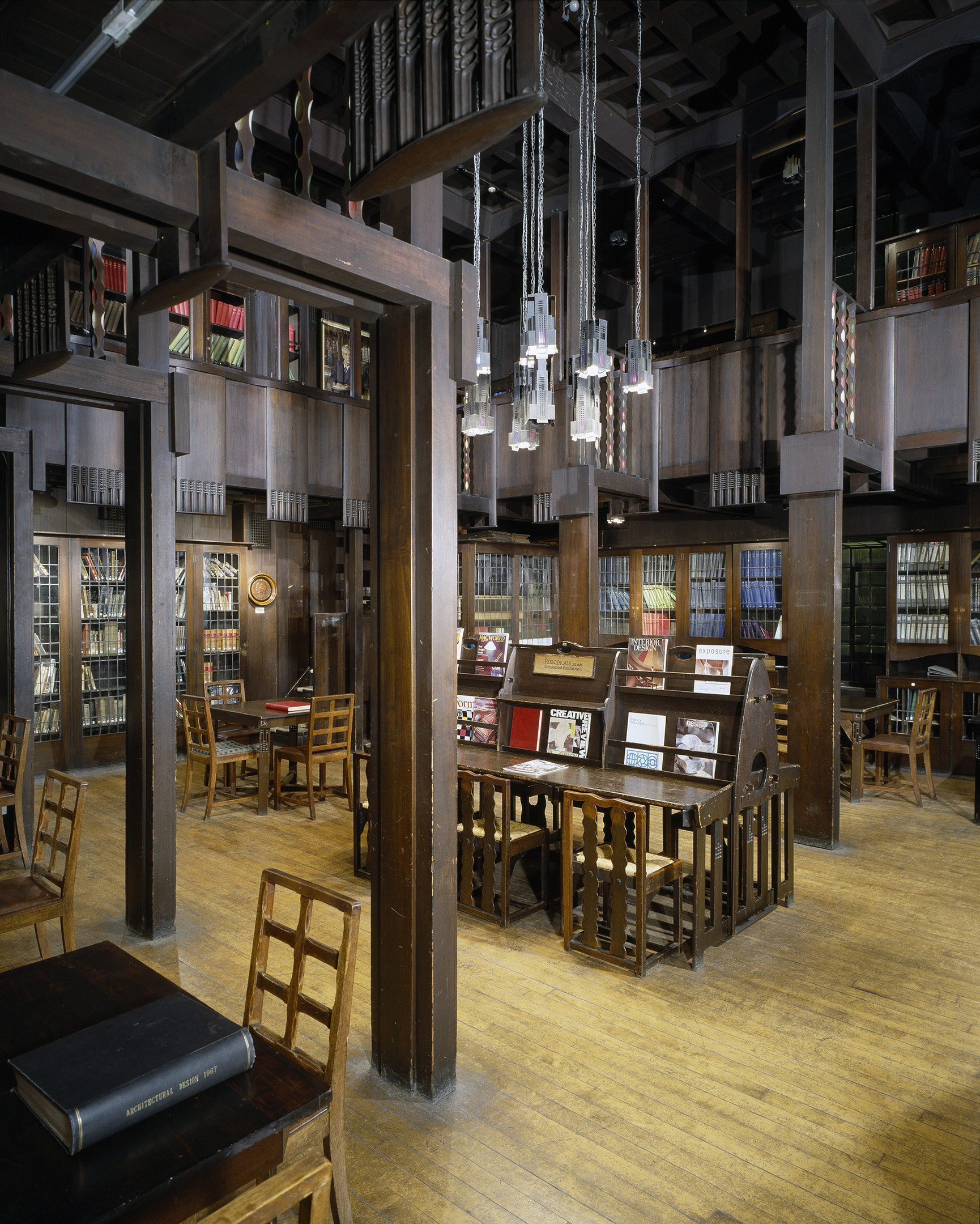 Интерьер Школы искусств Глазго (Glasgow School of Art) 1897—1909г. Восстановлена после пожара в 2016г. однако в 2018г. здание опять сгорело. Чарльз Ренни Макинтош  (Charles Rennie Mackintosh)